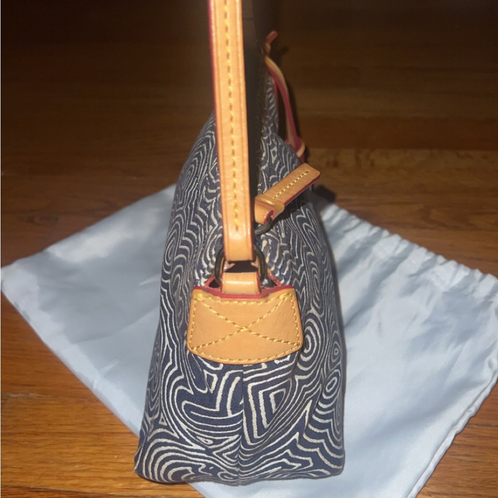 Dooney & Bourke small blue and white pouchette - Picture 4 of 7